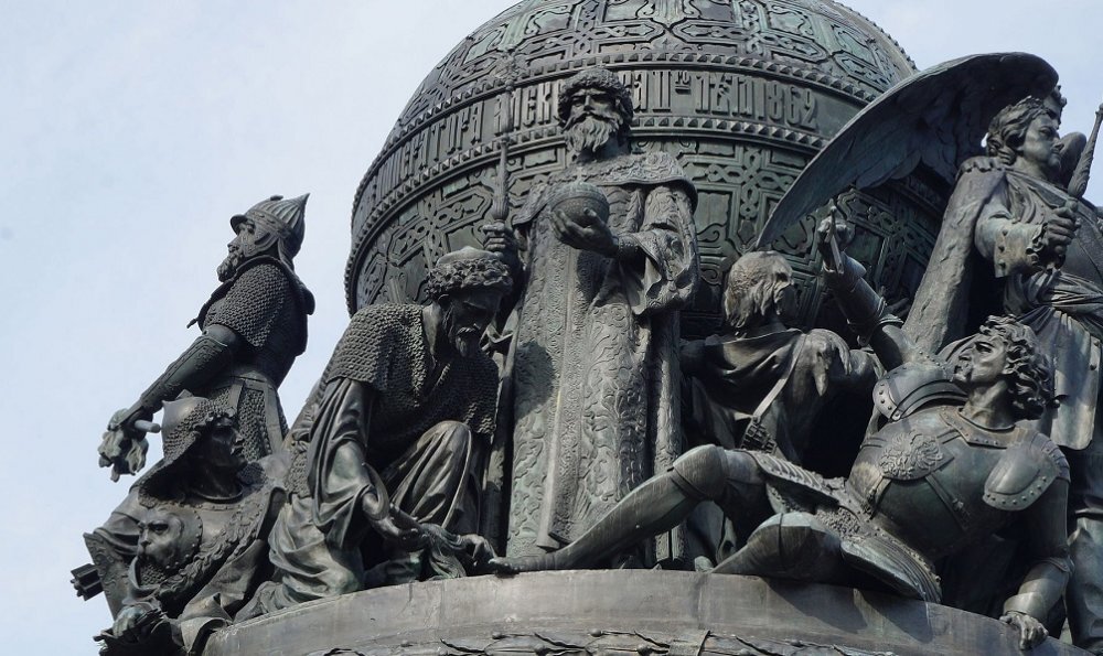 Фигура Ивана Великого на памятнике «Тысячелетие России» в Великом Новгороде. У его ног (слева направо) поверженные литовец, татарин и балтийский немец. Источник: "Википедия"