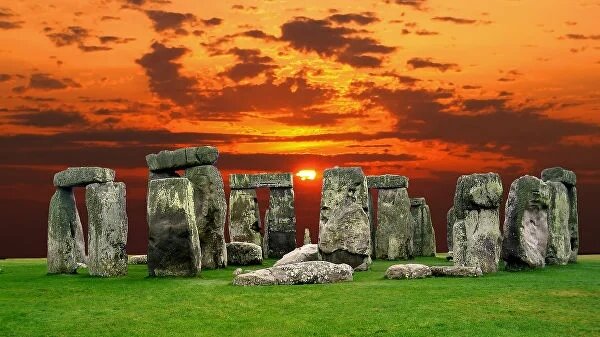 По данным, опубликованным на сайте LiveScience, возле группы знаменитых гигантских камней Стоунхендж археологам удалось раскопать несколько древних могил и артефактов. Обнаружить неожиданные находки удалось во время предварительных работ перед планирующимся возведением подземной автомобильной трассы.Известно, что при раскопках были найдены две небольшие могилы, возраст которых колеблется от 4 до 4,5 тысяч лет. В погребениях обнаружены останки девушки и младенца. Также в одной из могил нашли части иглы, медного шила и цилиндрический предмет, похожий на посох.Помимо этого, при раскопках были обнаружены глиняные сосуды, оленьи рога и кремни.Во время работ археологи выявили рвы, выходящие на юго-восток от Стоунхенджа, которые, по предположениям, могли служить частью древнего укрепления.