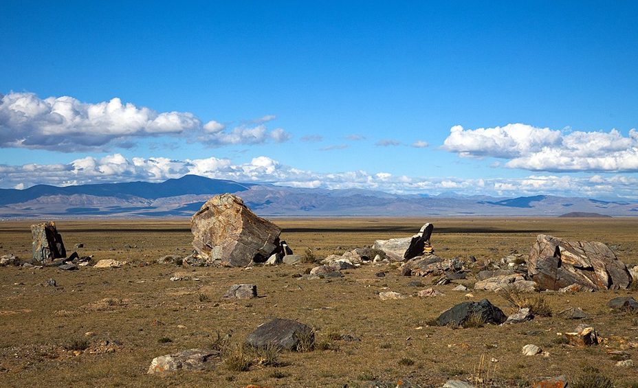 Сперва кажется, что камни раскиданы просто так, но это огромный круг