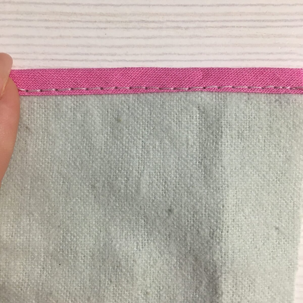 Совет: воспользуйтесь лапкой для пришивания молнии, так будет виден край и шов будет ровным.