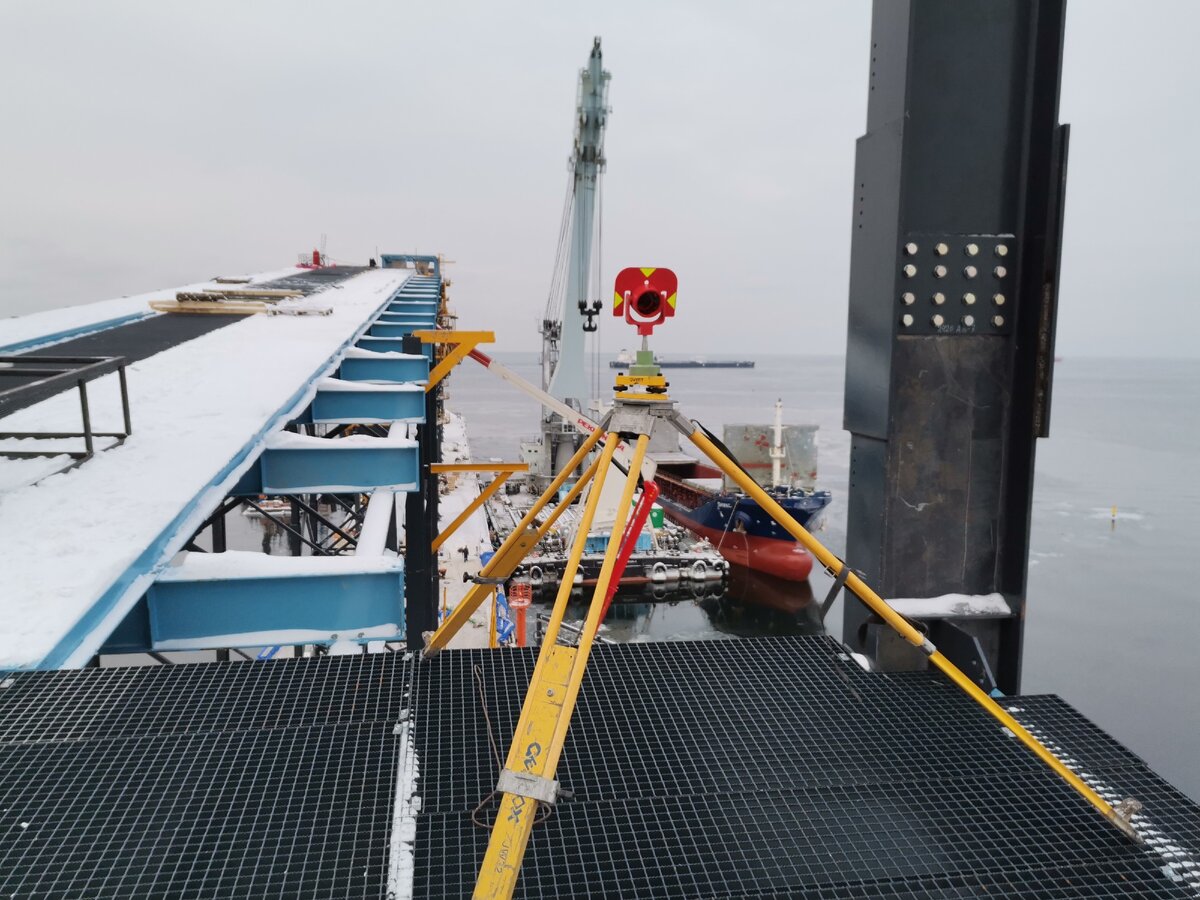 Морской порт. Монтаж 180 тонн с плавкрана
