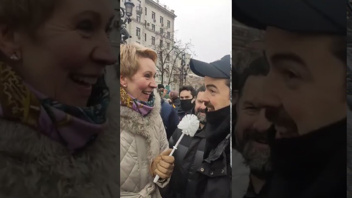 Канал давай покажу. Лапенко на митинге. Лапенко на митинге Навального. Лапенко вместе с Лазаревой на митинг. Журналист Лапенко проколол руку.