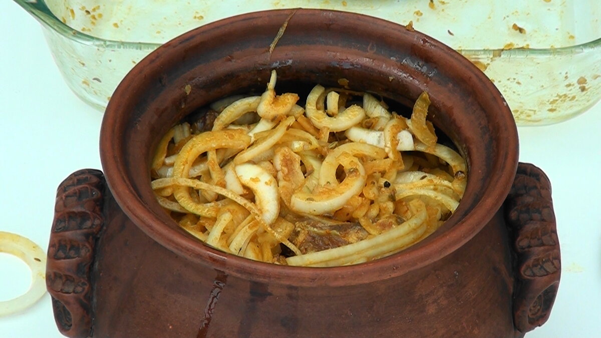 Фото автора:  глиняный горшок - забытый,  но неповторимый инструмент кулинара. 