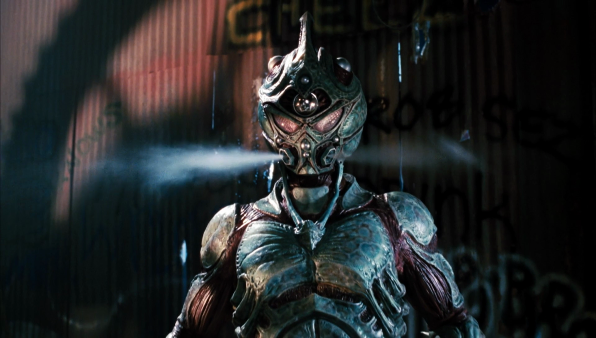 Кадр из фильма Guyver, источник: spoilerfreemoviesleuth.com. Режиссеры: Скримин Мэд Джордж, Стив Ванг. Оператор: Ливи Айзекс. Производство: New Line Cinema
