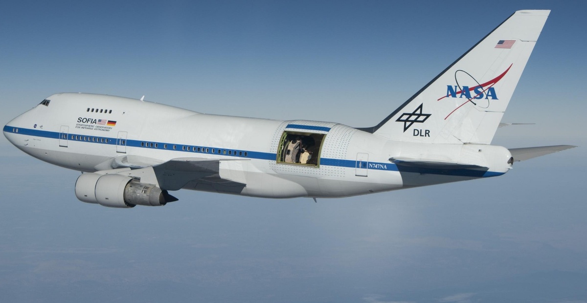 Самолет Boeing 747SP-21 с телескопом SOFIA, 2013 год. Author: NASA/Jim Ross. Источник изображения: upload.wikimedia.org 