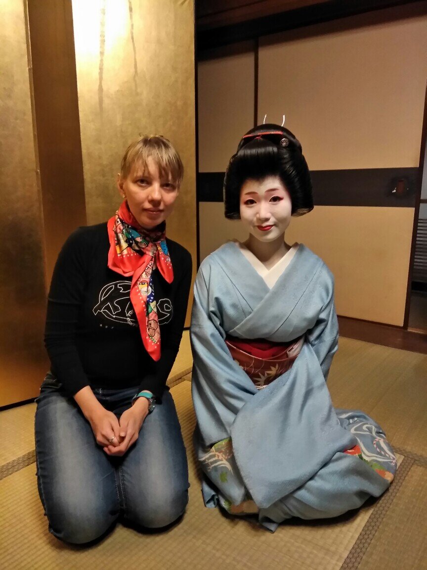 Я знаю, что моя физиономия на этом фото ужасна, но я тут не спала почти 40 часов и одурела от усталости. Зато рядом со мной - настоящая живая гейша! Нет, не ряженая. Самая что ни на есть реальная.