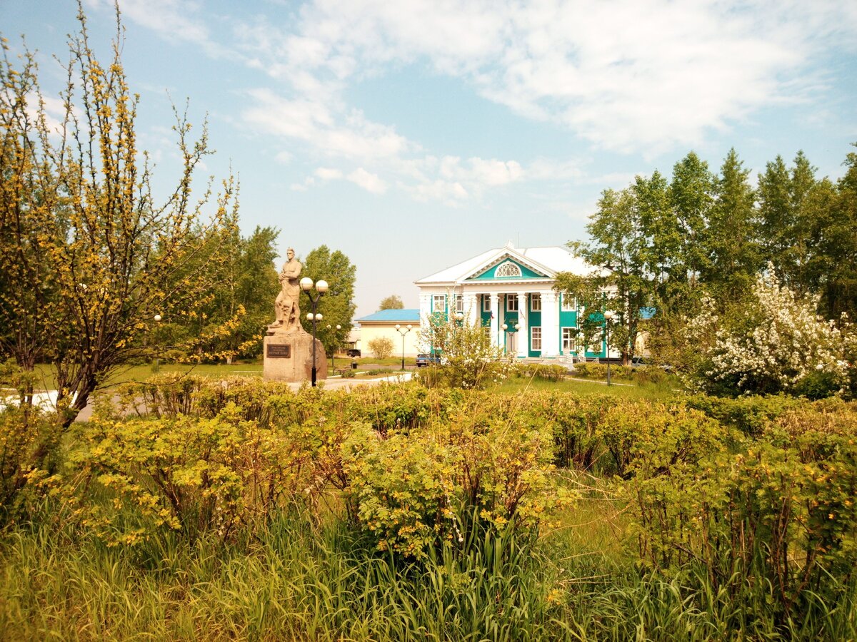 На фотографии: дом культуры "Транспортный строитель" - старейшее учреждение культуры в Братске (бывший клуб в поселке Заярск) и памятник транспортным строителям скульптора В. Соколова (открыт 6 ноября 1965 года)