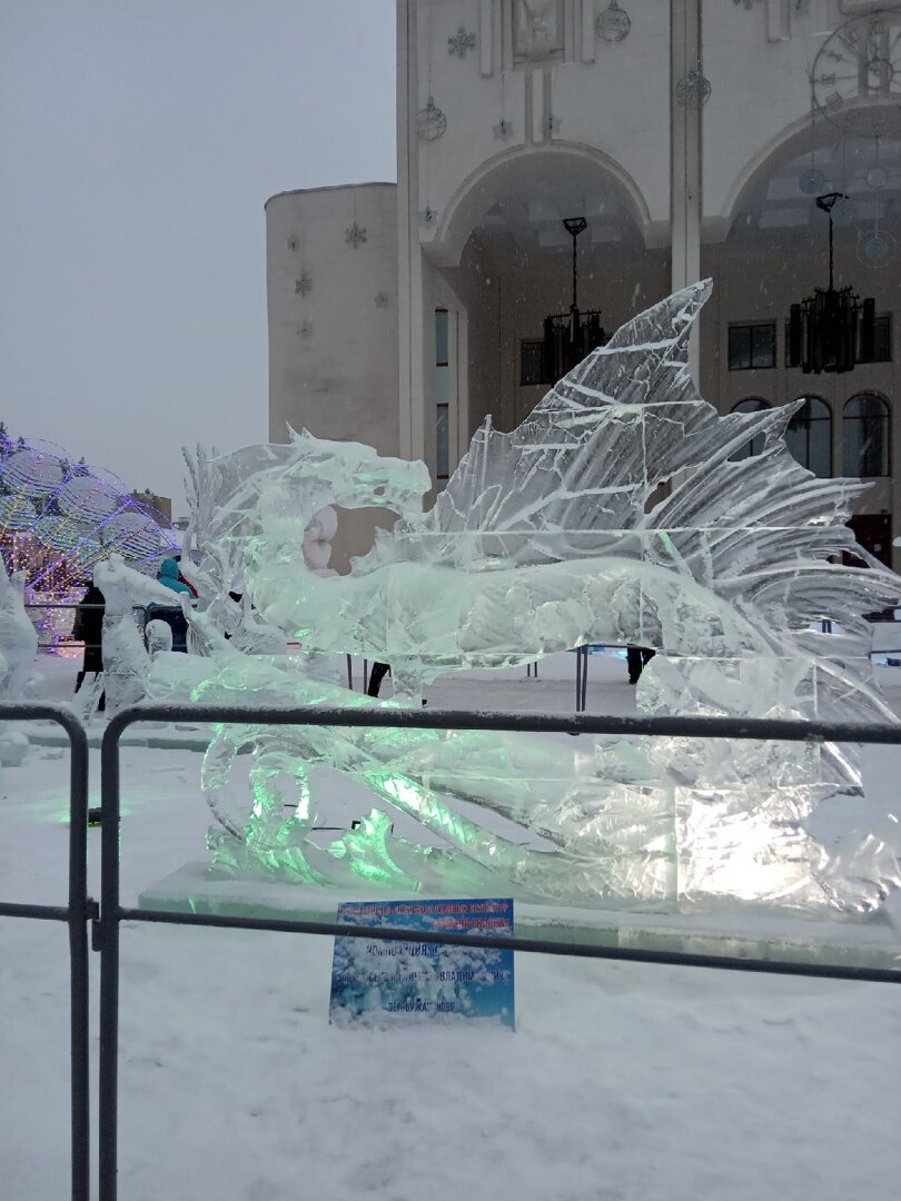 Одна из многих фото. сделанных на фестивале снежных скульптур "Зимняя сказка"