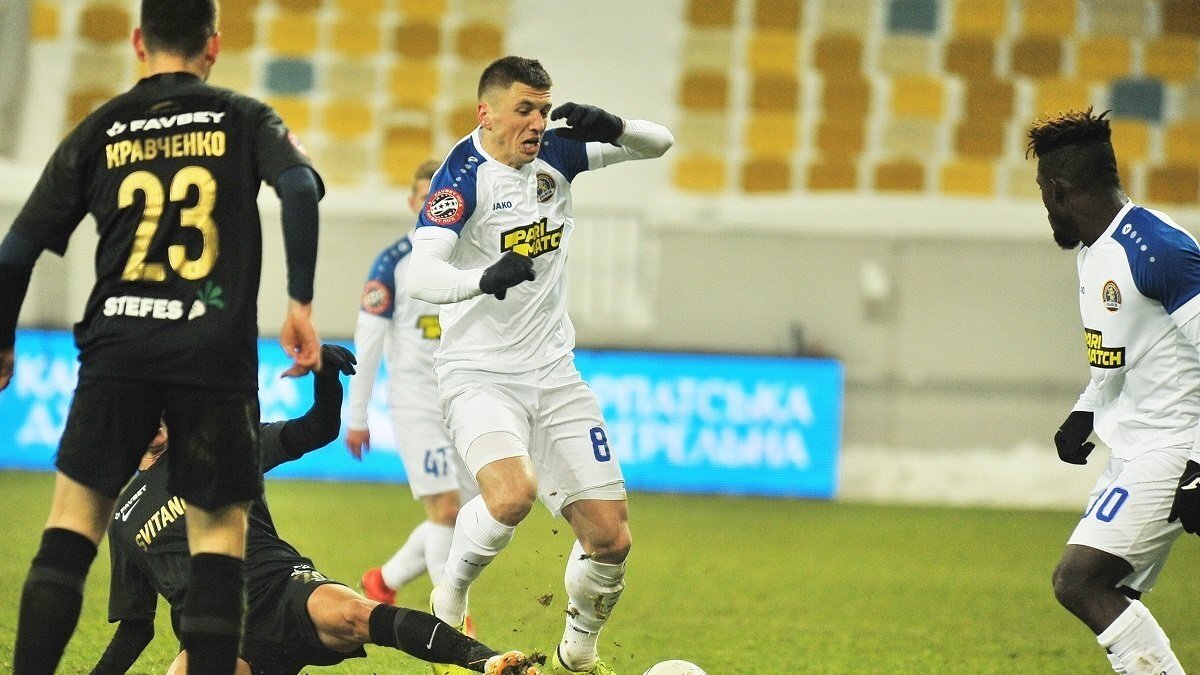 "Хозяева" матча ПФК "Львов" ( в бело-синей форме )