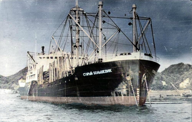 До 1933 года «Ураллес» Построен в 1933 году («Северная судостроительная верфь им. А.А.Жданова», Ленинград) и вошел в состав судов Балтийской дирекции Совторгфлота. С 1935 года входил в состав Балтийского государственного морского пароходства, с 1939 года — Мурманского государственного морского пароходства. В 1942 году передан на баланс Дальневосточного государственного морского пароходства. С 7.05.1942 года по 16.07.1943 года числился в составе Северного флота в качестве транспорта. В составе северных союзных конвоев осуществлял экспортно-импортные перевозки в Северном бассейне. С 9.08.1945 года по 3.09.1945 года числился в составе Тихоокеанского флота в качестве транспорта. Находился в эксплуатации до 1969 года. Длина 111 метров
Ширина 15,73 метра
Осадка 6,59 метра
Водоизмещение 8780 брутто-регистровых тонн.
Скорость 9,5 узла. Фото из свободных источников.
