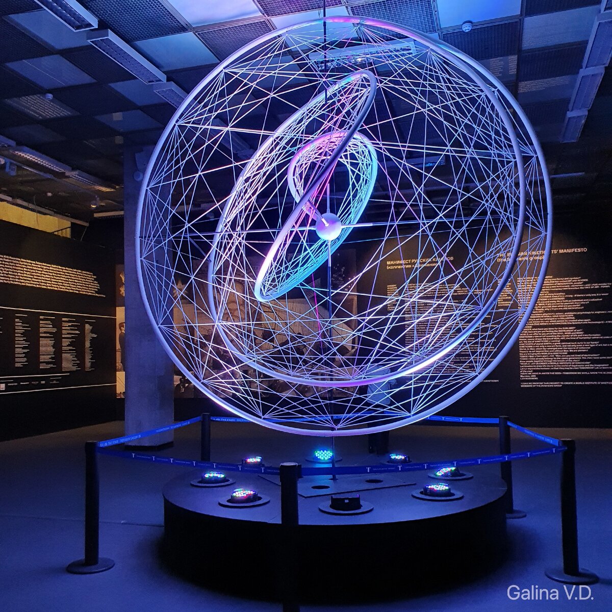 лаборатория будущего кинетическое искусство. цвз манеж лаборатория будущего. вячеслав колейчук атом. выставка кинетического искусства. выставка кинетического искусства в москве.