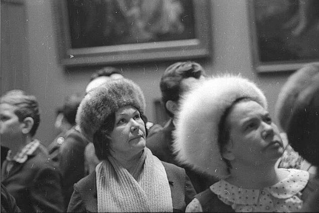 1. На многих фотографиях позднего советского периода и 1990-х годов можно увидеть женщин, сидящих в помещении без пальто, но в огромных меховых шапках. Почему они не снимали головной убор? В чем фокус?

У советских дам мерзла голова? Или это был пережиток дореволюционного обычая, согласно которому женщины должны были покрывать голову? Нет, на самом деле этому чудаковатому феномену есть совсем другое объяснение.