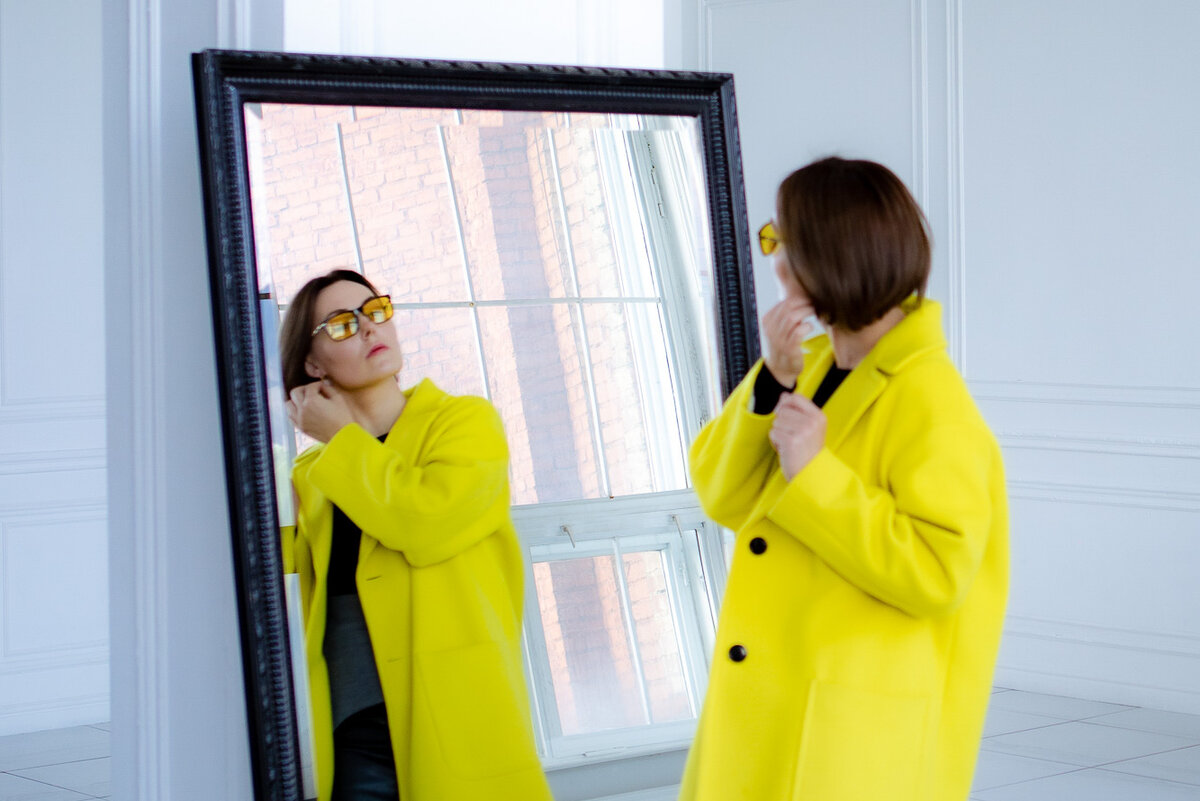 Зеркало лучше вешать напротив входа.