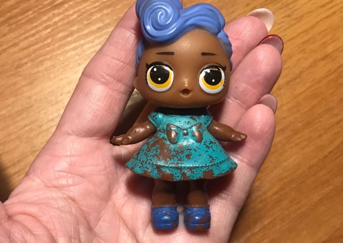 А здесь вроде лицом вышла и формами, да вот их невозможно увидеть за потертым платьем, которое не снимается