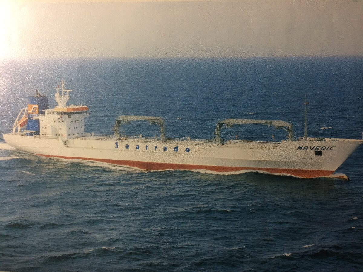      В коробке лежат мои морские погоны. Сохранились голландские, английские, турецкие  -  я их получал, когда работал на судах под флагами этих стран. Надевал погоны  капитана  дальнего  плавания  и уходил из дома в моря и океаны, не зная ничего о том, что ждет впереди и что ждет по возвращению на берег. Каждая пара погон, напоминала ту или  иную историю.
        Жизнь  моряка не  всегда  балует приятным ,   нередко  бьет со всего маху,  наотмашь.  Моряки  в  рейсах часто  делятся  рассказами  о  своей жизни. Одни горестно повествуют о том, что  квартира , в которой  матрос  жил и  был прописан, после рейса оказалась продана  вместе с ним  чужим людям.   С  молотка улетел и  гараж,  тысячи книг,   дорогие сердцу фотографии,  письма.  
           Другой штурман  вспоминает  настоящий жизненный  бред.    Он не может спокойно говорит о том, что  его родной брат тайком  написал   завещание и несколько лет скрывал, что  в половине дома будут жить другие люди,  которые поставят перед фактом –  выкупай за миллион рублей долю.   Слушая  горестные  истории и самому становится не по себе. Волей не волей  начинаешь сопереживать и успокаивать.
       Вспомнился   давний случай.  Николай Захарович  Авааков  был  руководителем драматического кружка в Краснодарском станкостроительном техникуме  (КССТ), где я учился.  К 100-летию со дня рождения пролетарского писателя А.М.Горького  он ставил пьесу «НА ДНЕ».  Мне выпала роль Васьки Пепла. Это вор и грабитель.      Наверное, в силу своего   природного  характера я не смог сыграть злобу и жестокость. Николай  Захарович тогда сказал:
   -  У  тебя Васька Пепел получился лирический. Ничего, пусть будет так.
     И это врожденное чувство доброты к людям , надеюсь, остается по сей день.    Оно крайне необходимо в море.  Ухожу на судне от причала, туда, где дремлет заходящее солнце, седые пушистые облака превращаются в  туманы, туда, где сверкают айсберги с яркими оранжевами пятнами стойбищ пингвинов.    Пятна –   это следы от многих тон криля, который перерабатали желудки пингвинов. 
     Рейсовые задания уносят   моряков в широты , где  грозы и молнии в полнеба.   В те широты, где нет ни квартир , ни прописок – они не нужны моряками, мы прописаны по судну. И как долго будешь находиться на его борту зависит только от тебя самого. Уживчив с людьми или нет, считаешь себя выше всех или понимаешь, что в море надо беспрекословно выполнять приказы. И в первую очередь  это  приказы капитана.  Иначе будет бесконечный хаос. А те,  кто «БЫЧИТ», списаны с корабля и  остаются  на  берегу.
    Мои капитанские погоны ,  как посох в жизни.  Держу их  в руках и   вспоминаю не только   грустное ,  но могу  помечтать,  то  ловлю  жемчуга,  то нашел врата древней Атлантиды,   то  перед  взором мысленно раскинутся    зеленые поля с ромашками,   речка Понура  с  ее тихой водой. На берегу этой речки когда-нибудь, в будущем смогу посидеть с удочкой для удовольствия. Но это в будущем.  А  сейчас смотрю на мои капитанские погоны ,  беру их в руки,  на вид они легкие, но  на самом  деле   тяжелым грузом давят  на плечи, на  душу.   Душевный   груз не только мой личный, а и  каждого моряка на судне.                                                                                                                          
