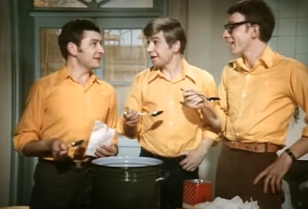 "Жили три холостяка" скрин автора