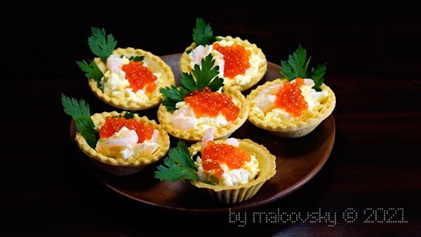 Тарталетки с креветками и красной икрой