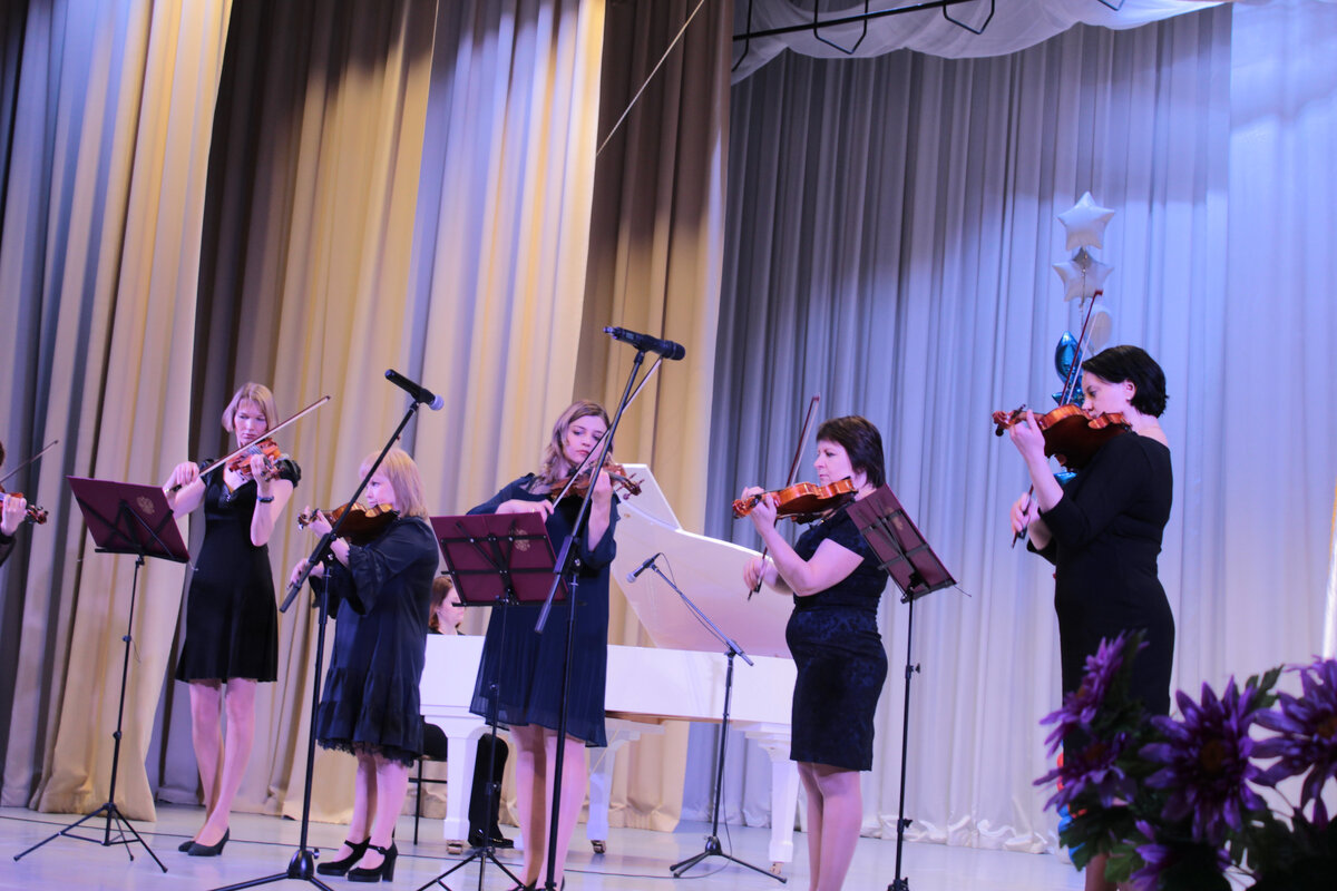 Музыкальный коллектив "Виола" исполняет любимое произведение Ивана Граматика "Метель" композитора Свиридова.