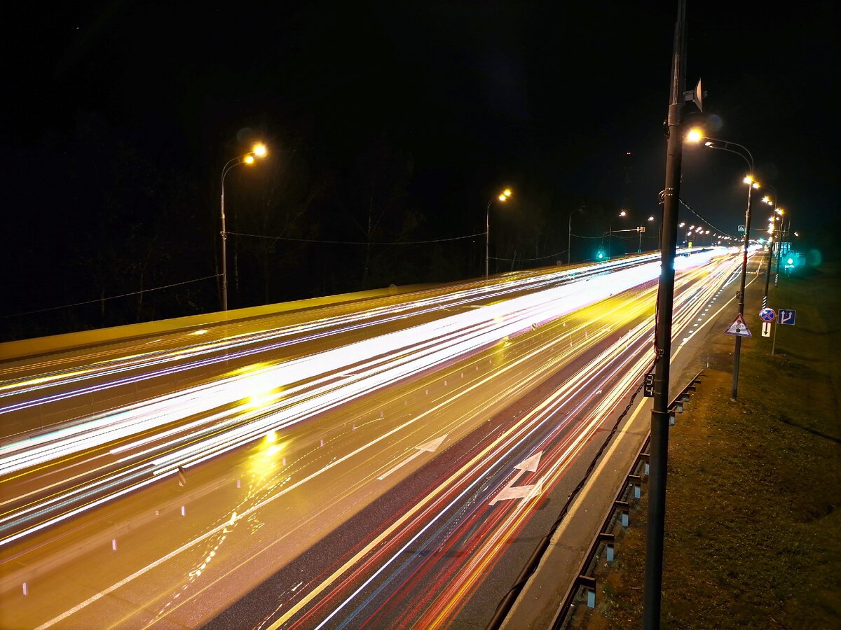 Давно видел такие фотки с треками от фар, повторить помог режим длиной выдержки в камере телефона