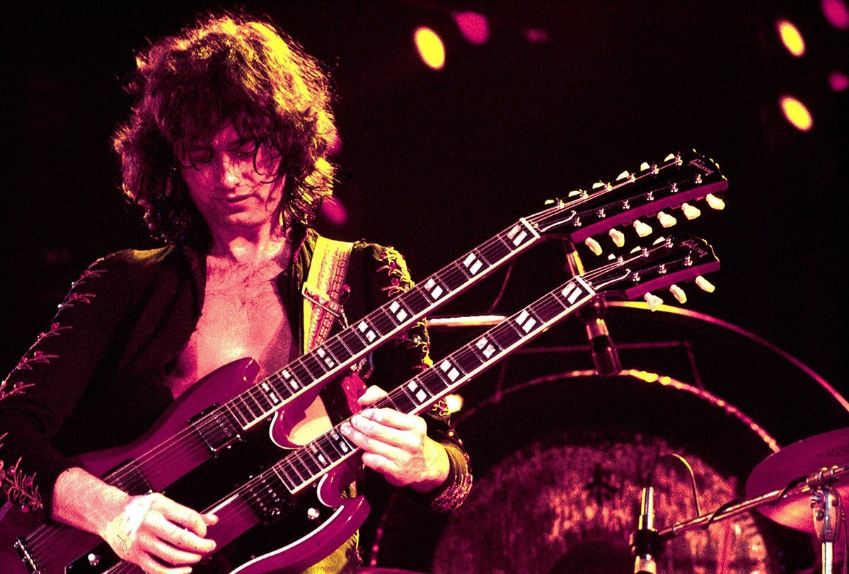Led zeppelin jimmy page. Гитарист лед зеппелин джимми пейдж. Группа led zeppelin джимми пейдж. Led zeppelin jimmy page. Джимми пейдж молодой.