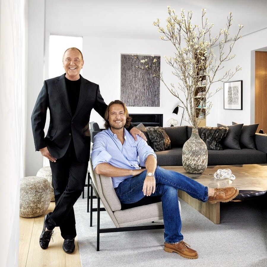 Майкл Корс с мужем в нью-йоркской квартире. Фото: AD