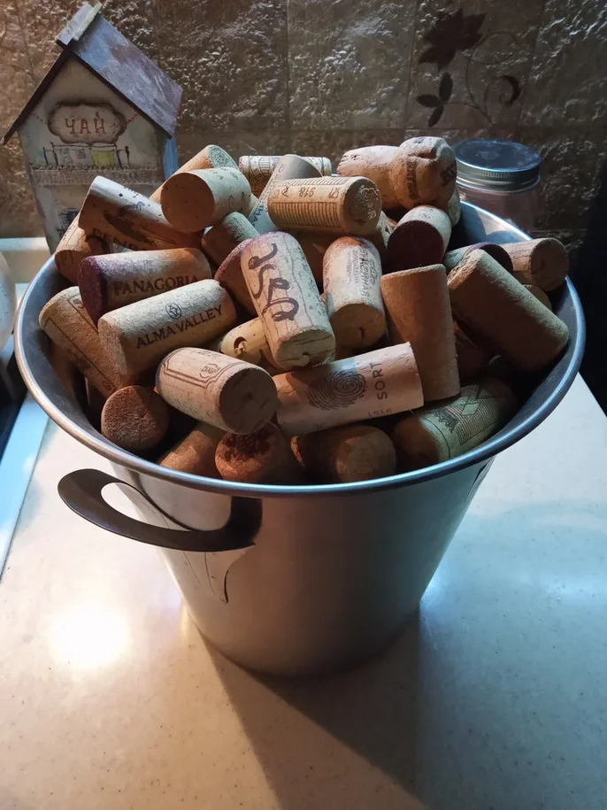 Ведро с пробками