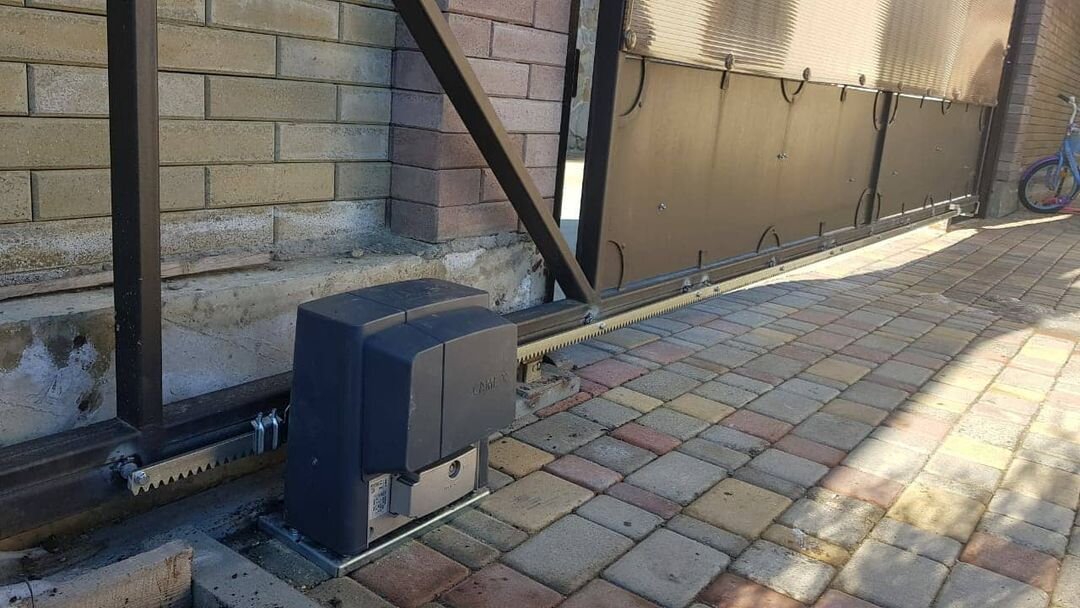 Привод CAME для откатных ворот (установлен нашими специалистами. авторское фото канала)