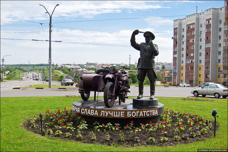 Памятники белгород. Памятник Гречихину в Белгороде. Памятник Гречихину Белгород гаишнику. Памятник Павлу Гречихину Белгород. Честный гаишник Белгород памятник.