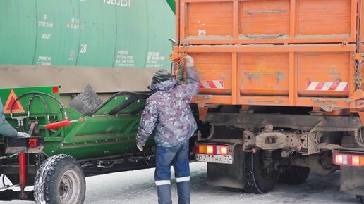 Как загружают зерном вагоны при помощи российского автоперегрузчика