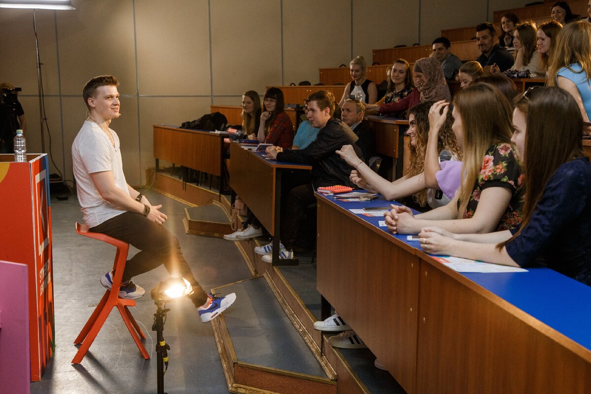 девочки в техникуме. университет синергия казань. творческая деятельность студентов заставка. пятигорск университет синергия. баннер университета.