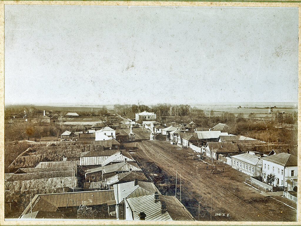 Фото улицы Красной, с. Ижевское октябрь 1910 год. Фотограф Филатов. Хорошо и наглядно видно разнообразие форм крыш домов