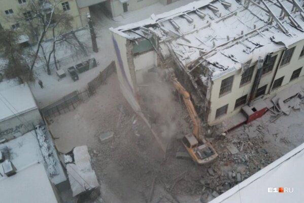 Подрядчик возобновит снос здания на законных основанияхФото: читатель E1.RUПОДЕЛИТЬСЯ