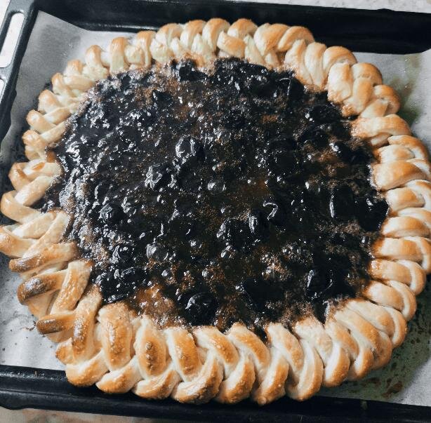 Вот такой пирог я пекла. Потом расскажу как я сделала такую косичку. Это не сложно.