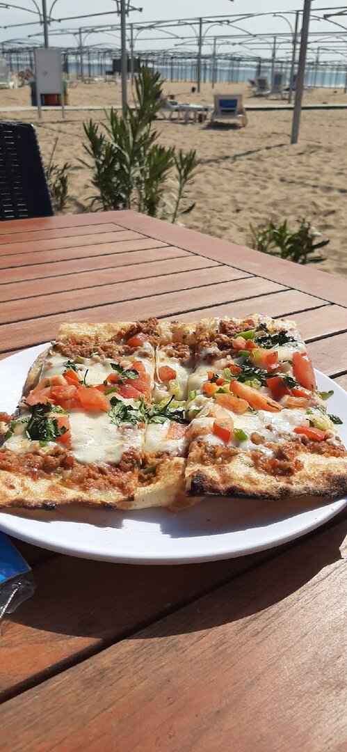 Пицца в дневные часы  в пляжном баре от повара Хасана или Джемиле.