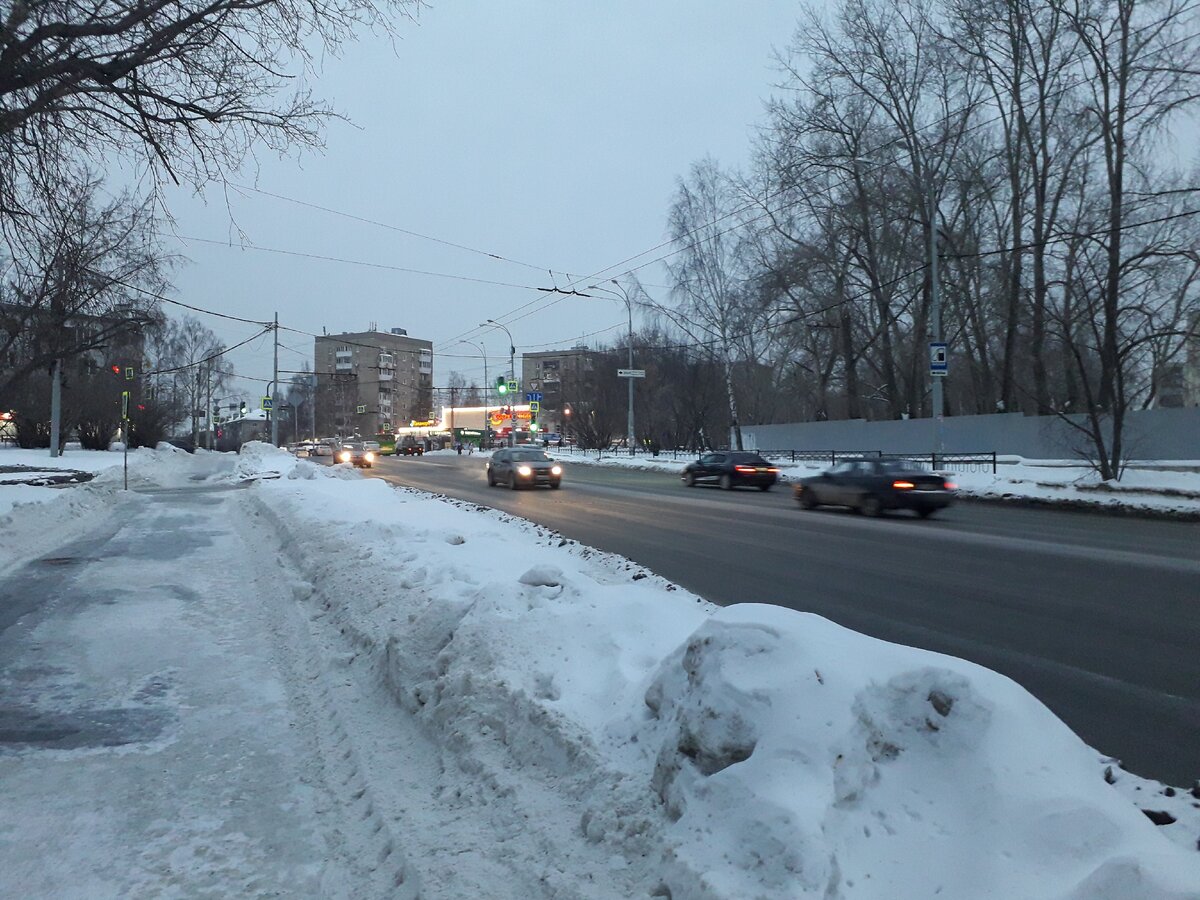 В восьмом часу утра в Екатеринбурге уже светает. Фото автора.