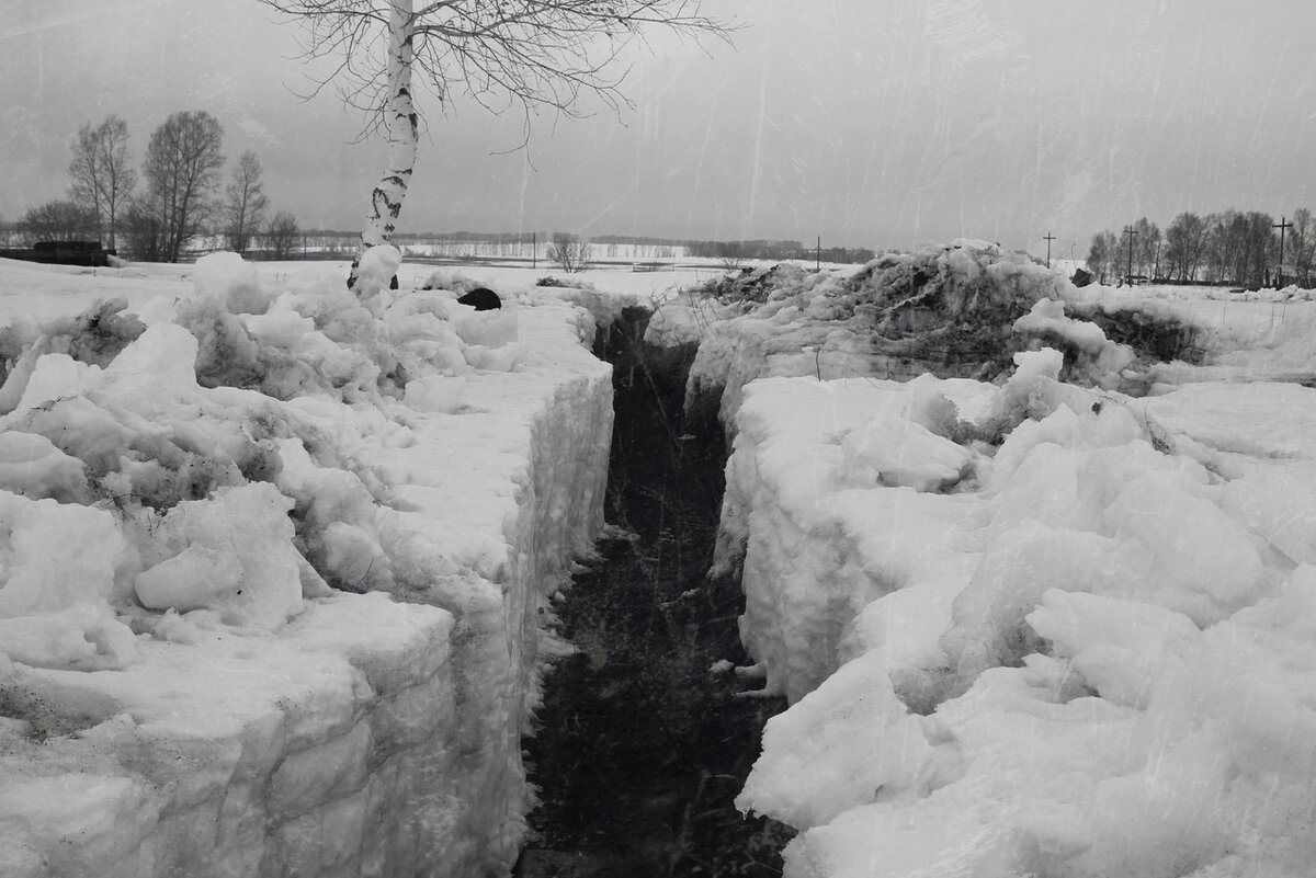 Этот окоп идёт не только в снегу, но и в земле.