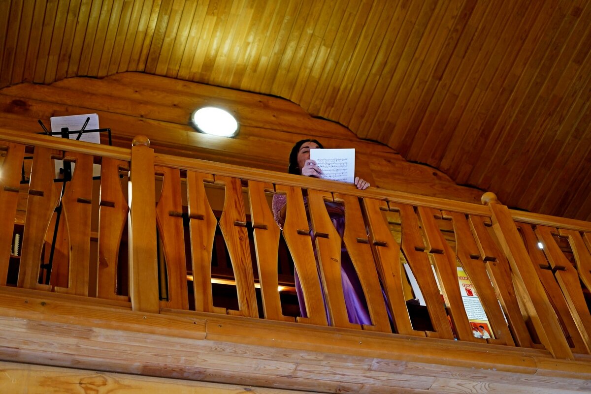          Общение со слушателями ижёт не только глаза в глаза, но и сверху, от органа.