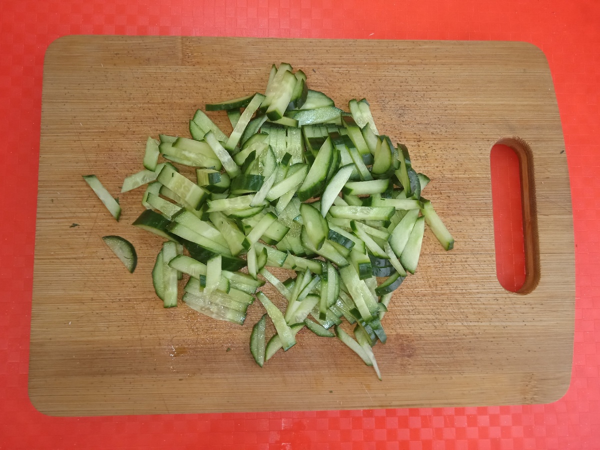 Огурец шинкую небольшими полосочками.