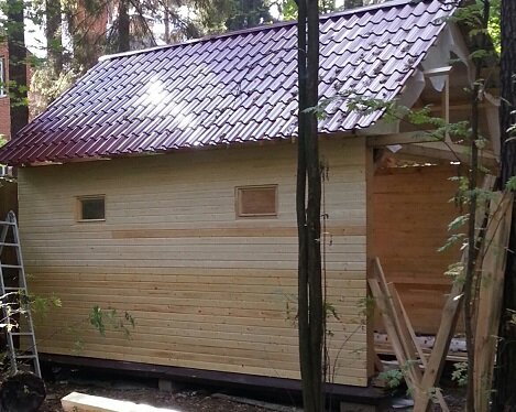Сразу покрываю стены лаковым покрытием, поэтому видна неоднородность цвета стены
