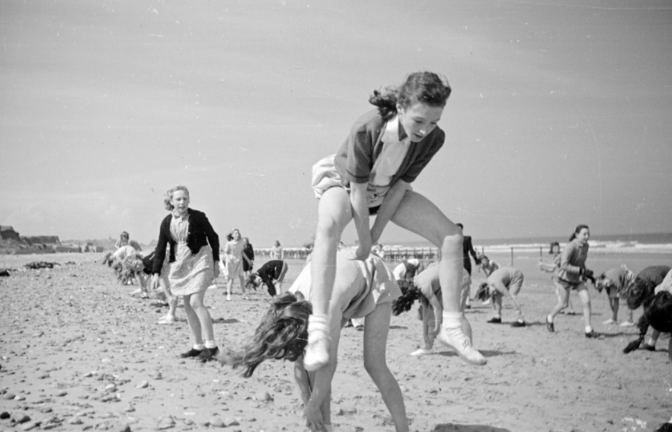 Как выглядели советские женщины и мужчины на пляже в СССР