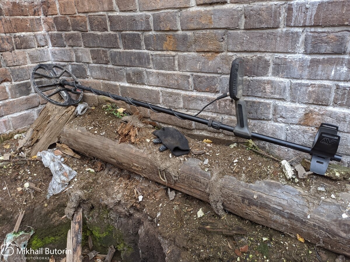 Металлоискатель в бывшем подполье. Видно состояние кирпичной кладки.