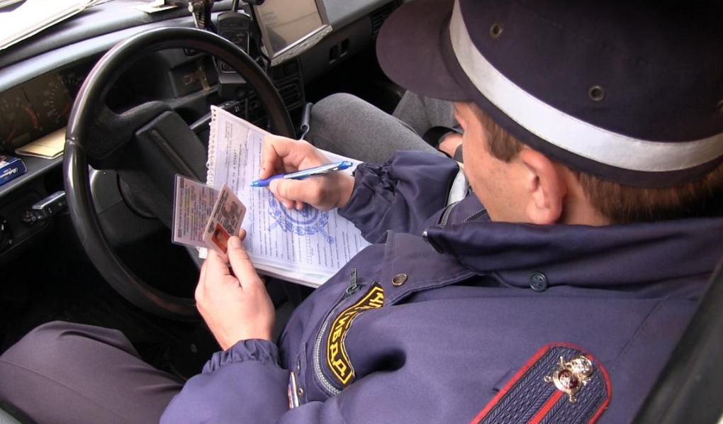 Имеет ли право инспектор ГИБДД уносить документы в машину?