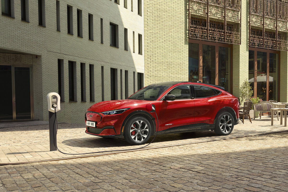 Mustang Mach-E можно зарядить на расстояние в 119 километров за десять минут.