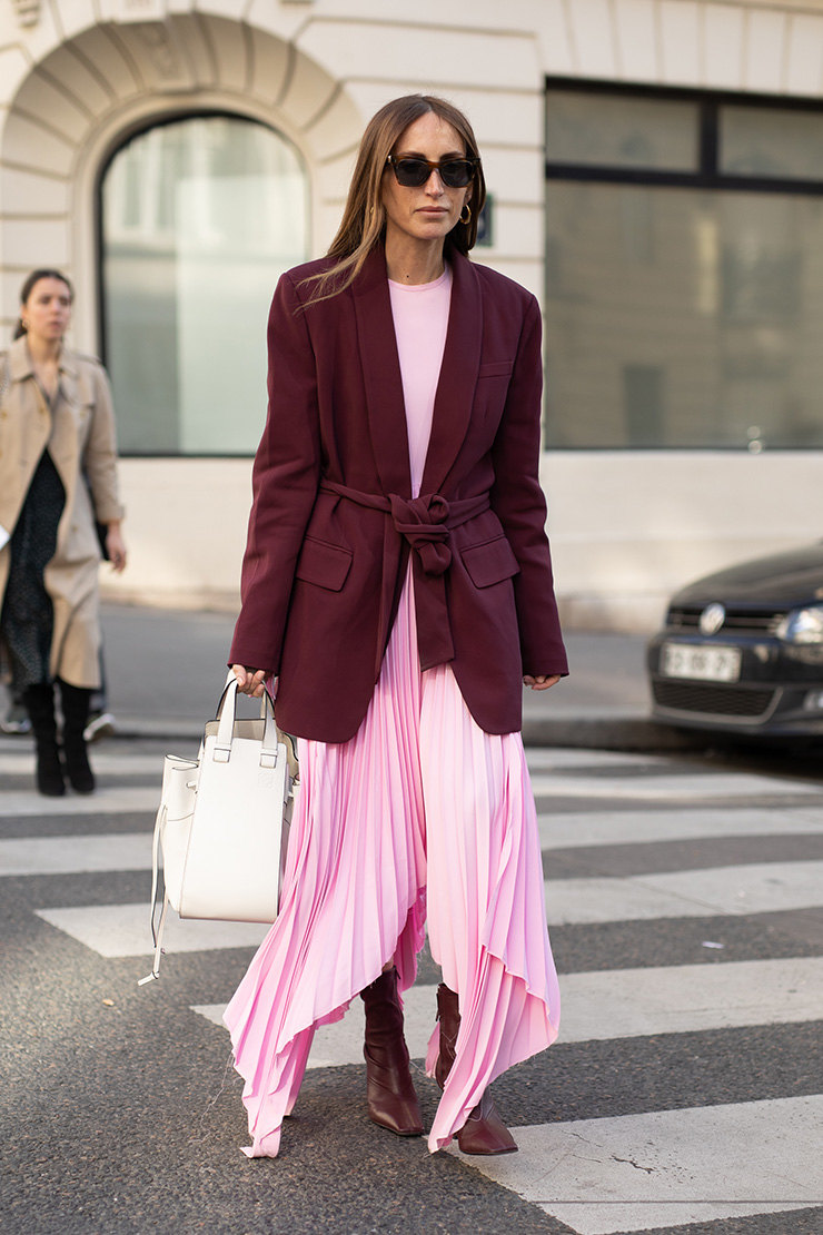 Плохое сочетание. Розовый цвет в одежде сочетание стритстайл. Монохромный лук в одежде. Розовый и бордовый в модном образе. Розовые платья стритстайл.