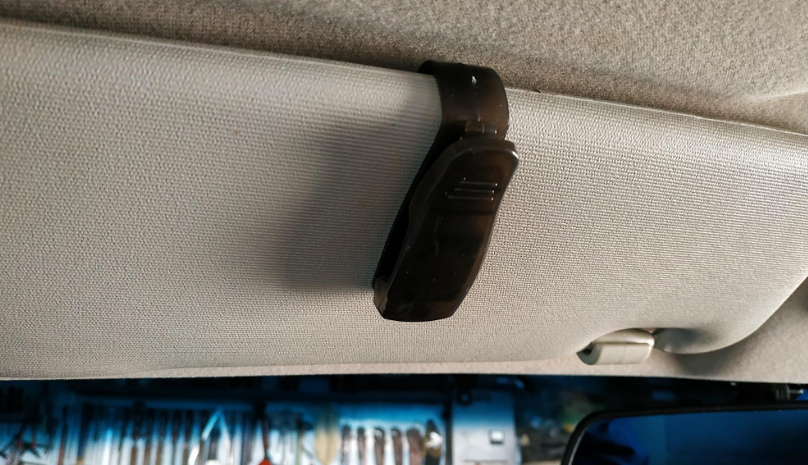 Прищепка на солнцезащитном козырьке