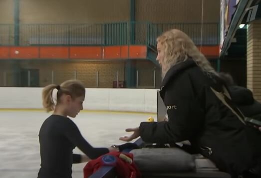 Алена Косторная на тренировке в "Хрустальном". Источник фото:  YouTube канал Новости на Первом Канале.