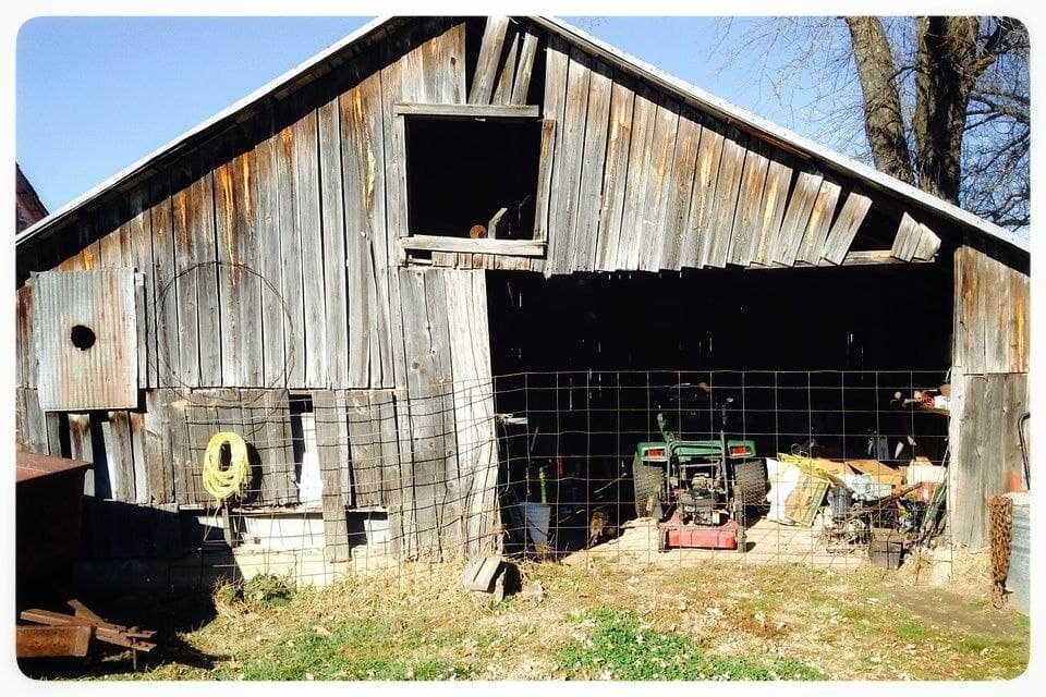 вот такой старый сарай пришлось доломать.