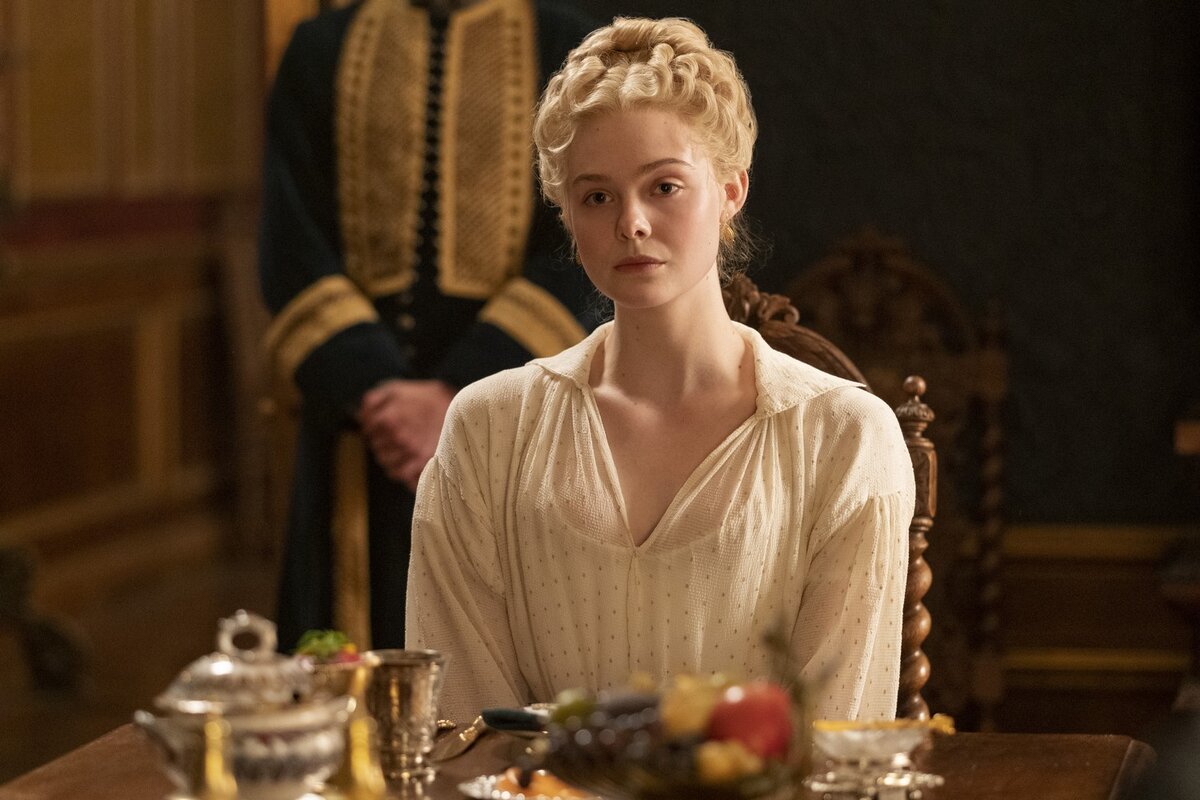 Юная дочь обедневшего немецкого князя София Августа Фредерика Ангальт-Цербстская выходит замуж за императора российского Петра III и становится императрицей Екатериной II. Поначалу полная надежд на чистую и светлую любовь девушка быстро разочаровывается в царственном супруге как в человеке и как в правителе и, пока тот, устроив во дворце непрекращающуюся вечеринку, развлекается банкетами, охотой, блудом и унижением подданных, молодая императрица начинает строить планы, как ей самой обустроить Россию.