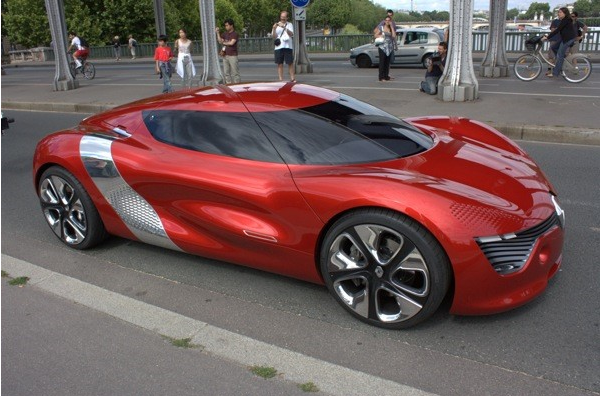 Фото прохожих Renault DeZir на улице Парижа