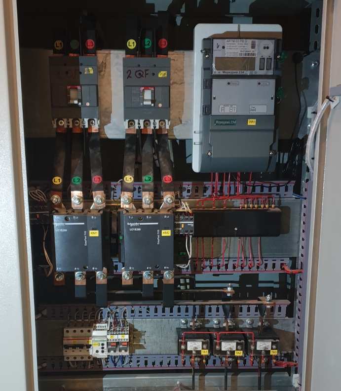 Так может выглядеть электрощит с устройством АВР. Вводные автоматы и после них 2 или 3 мощных контактора, а также несколько управляющих реле.